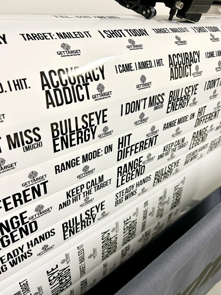 Naklejki czarmo-białe wydrukowane w Drukarni Doble promujące Gettarget.net